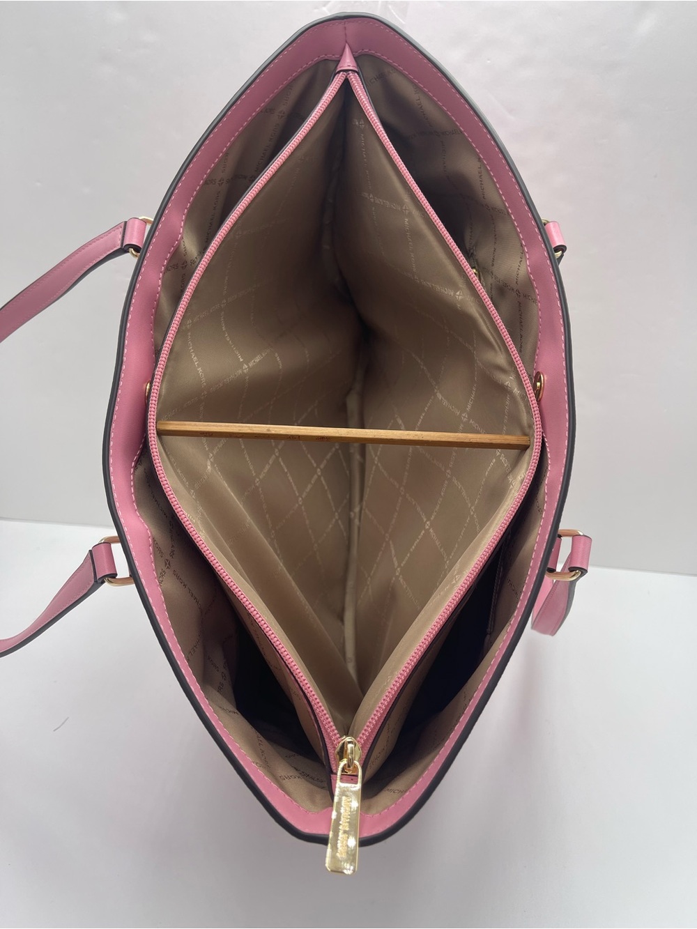 MICHAEL MICHAEL KORS SHEILA
CARNATION LG Multifunctional TOTE bag
Carnation
NWT - Picture 11 of 16